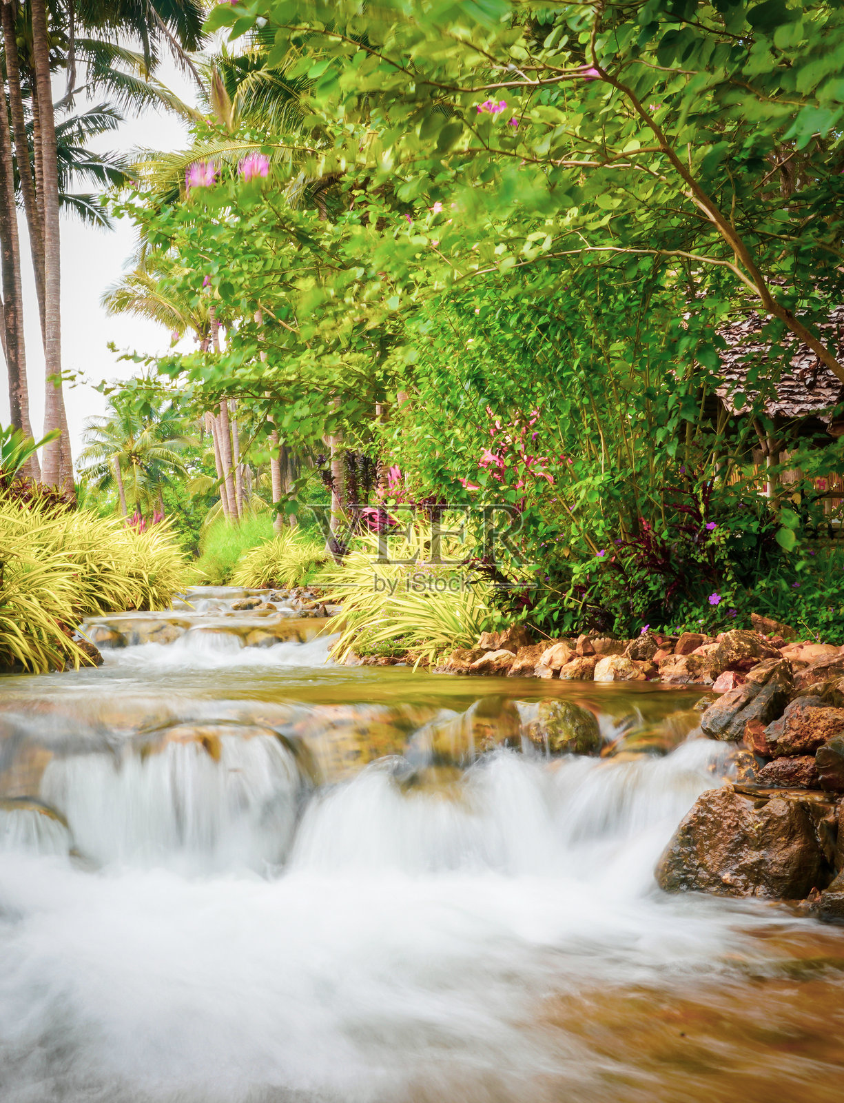 自然中的小瀑布，气氛戏剧化照片摄影图片