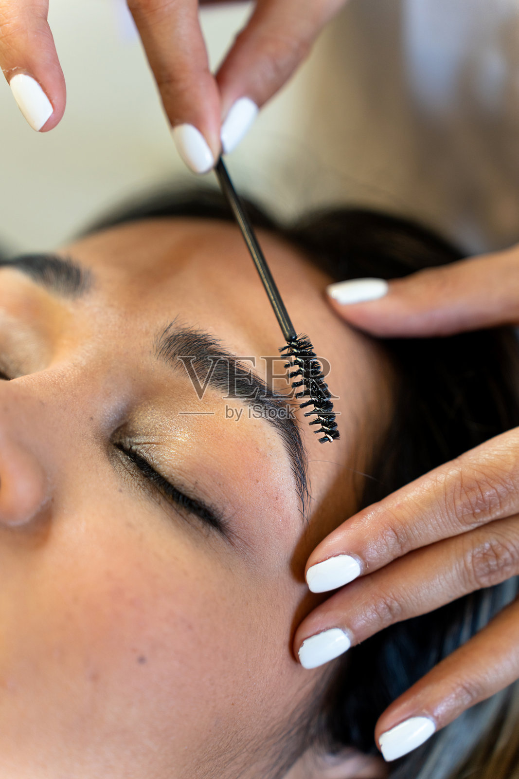 眉毛上的美容治疗特写。照片摄影图片