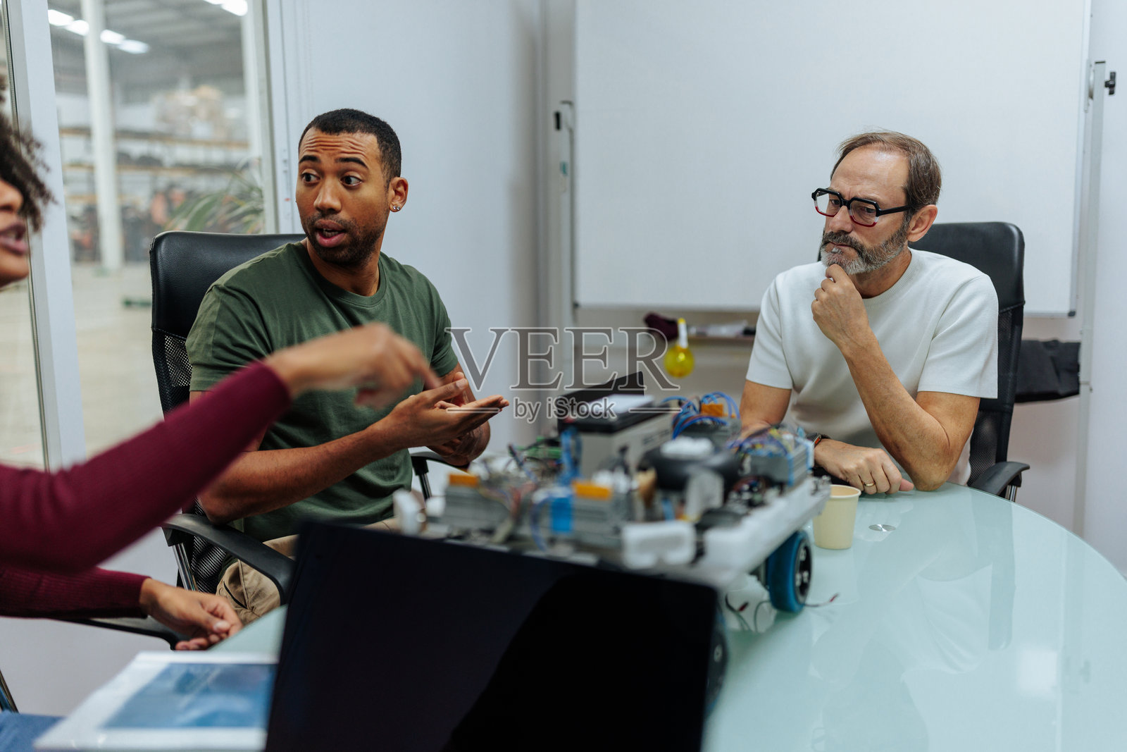 工程师在现代办公室合作进行机器人项目照片摄影图片