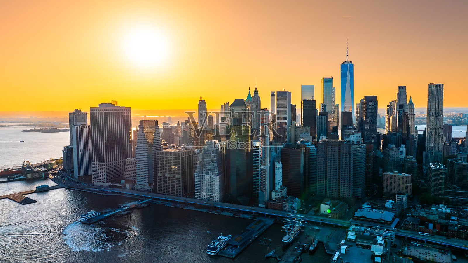纽约东河上的城市天际线。日落后城市上方绚丽的粉色天空。俯视图。照片摄影图片