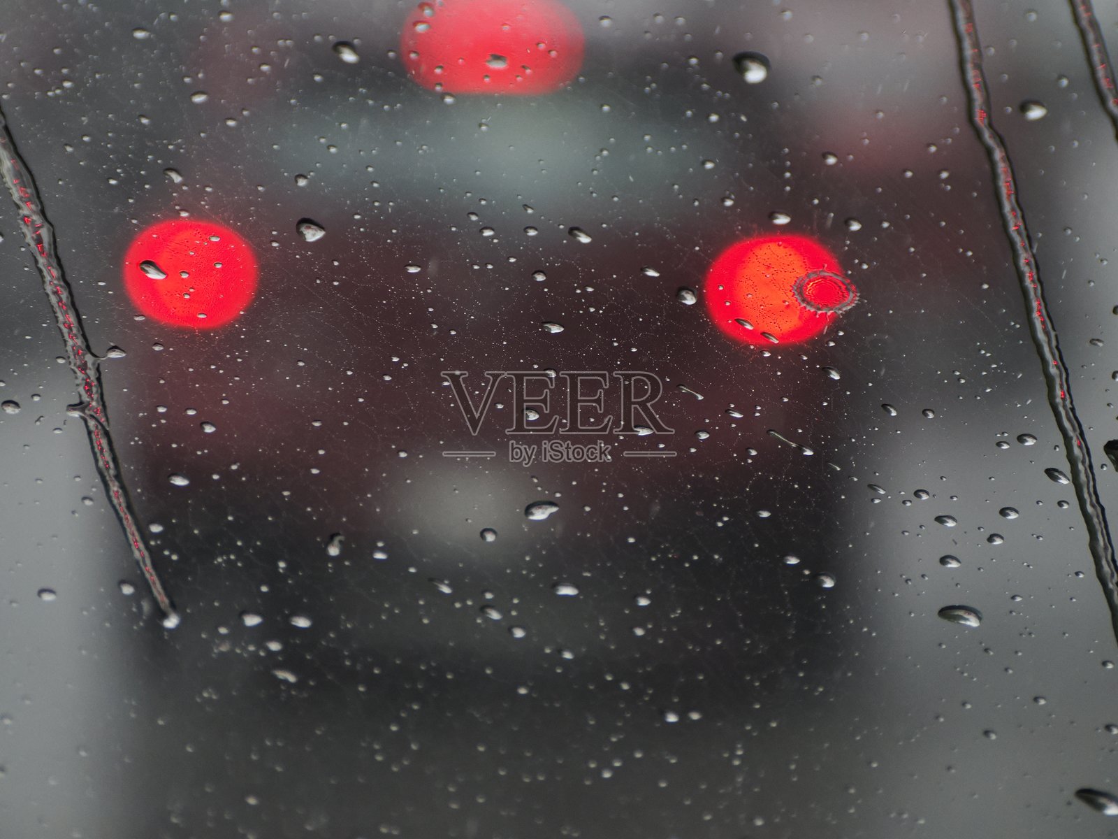 驾驶时车窗上的慢动作大雨照片摄影图片