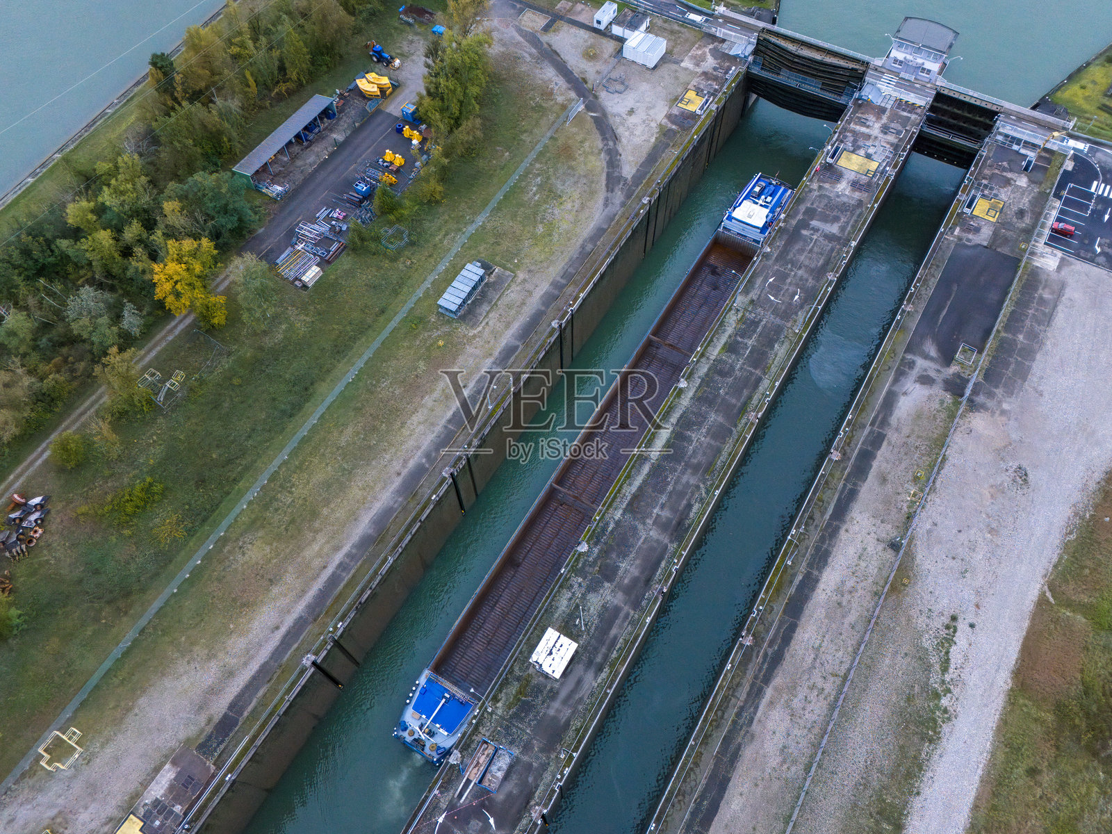 货船通过船闸的鸟瞰图照片摄影图片