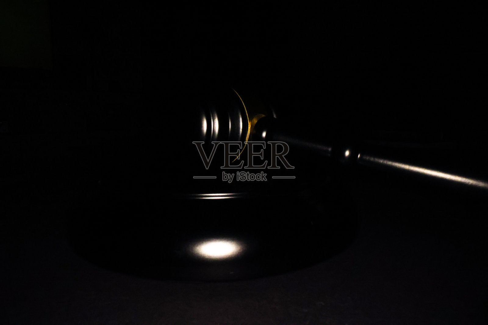 黑暗环境中的电影风格法槌。照片摄影图片