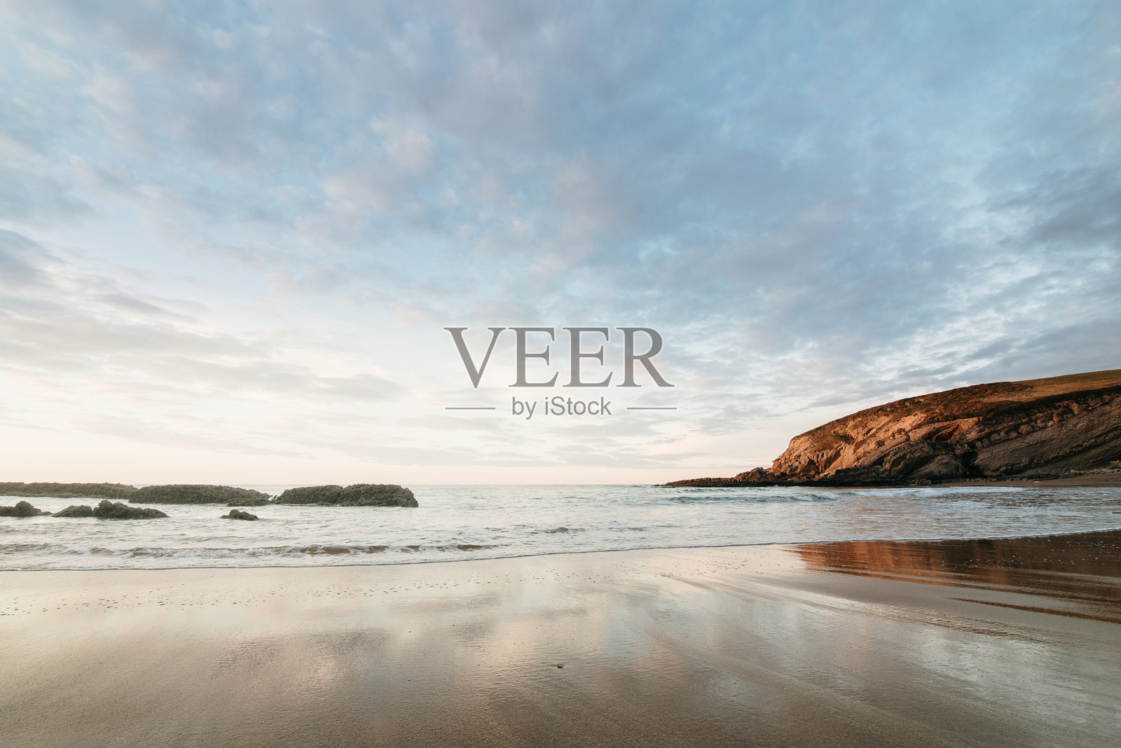 日落时分的海滩与倒影照片摄影图片