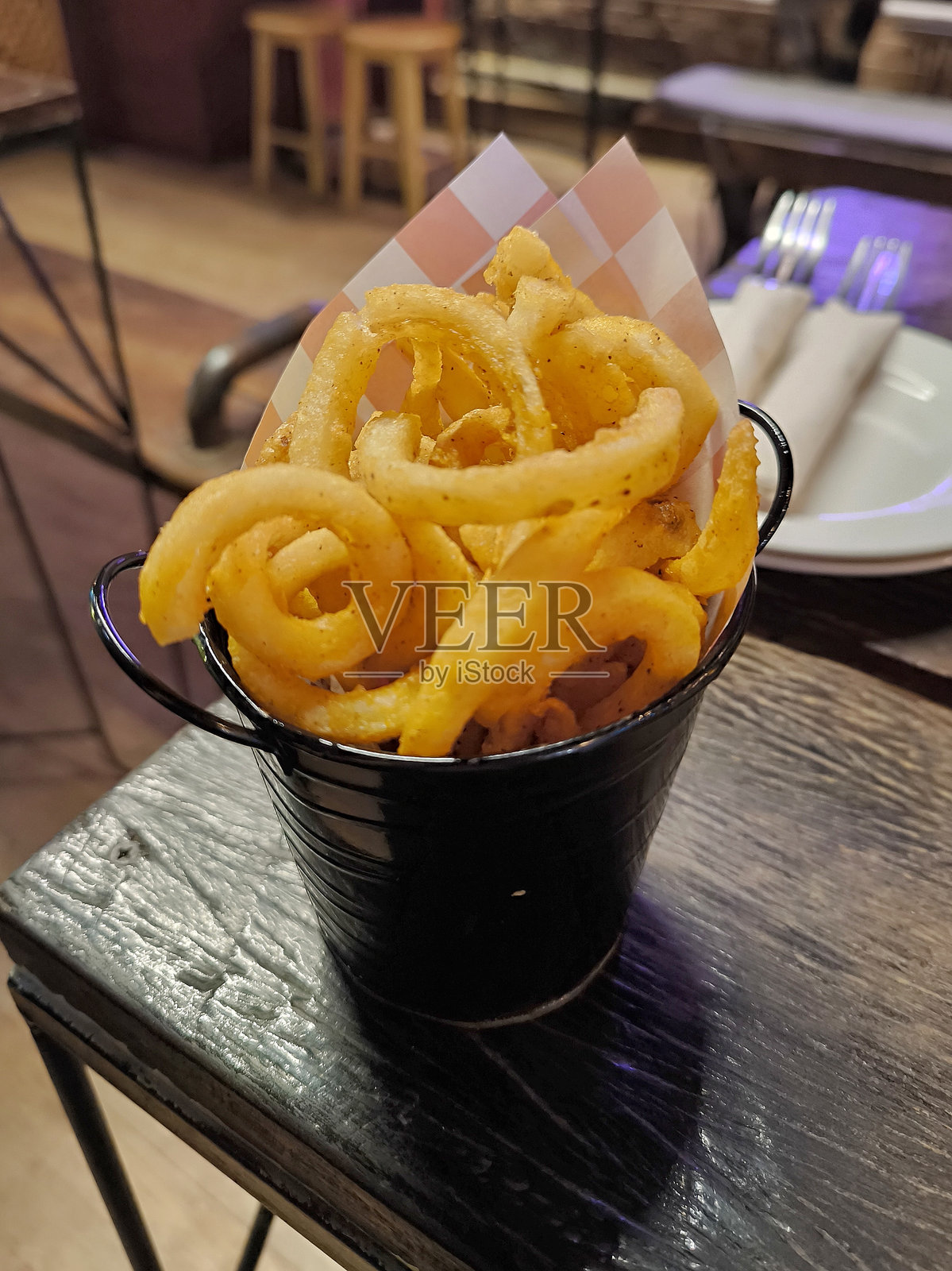 卷曲薯条。螺旋形切割的薯条。不健康食品概念。快餐菜单照片摄影图片