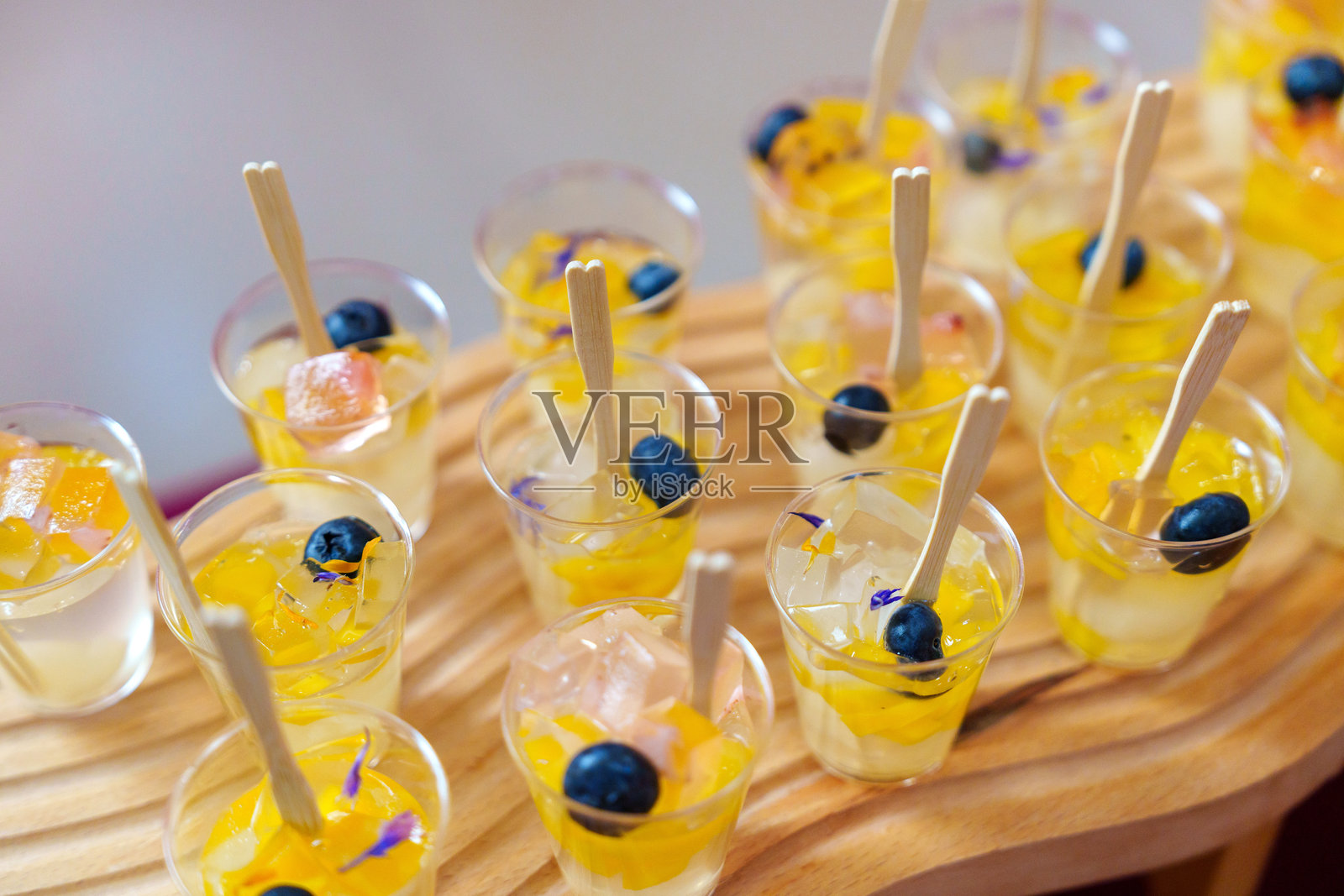 芒果、蓝莓和椰果果冻甜点杯照片摄影图片