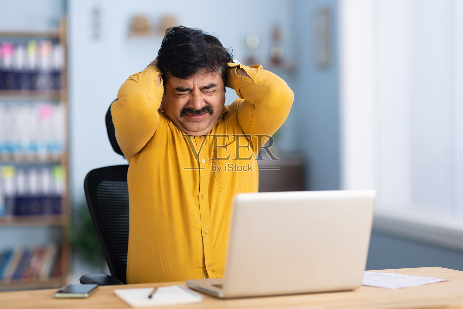 在办公室里使用笔记本电脑的商务人士肖像照片摄影图片