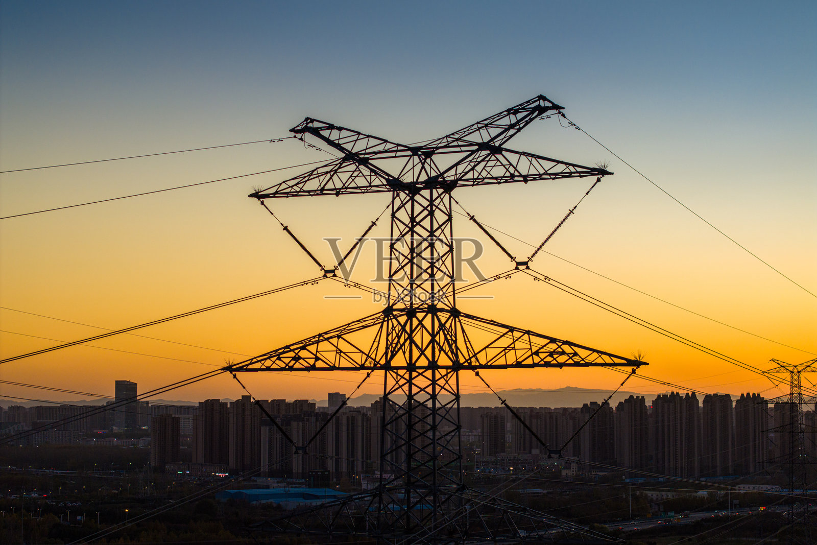 日落时分的高压电力线照片摄影图片