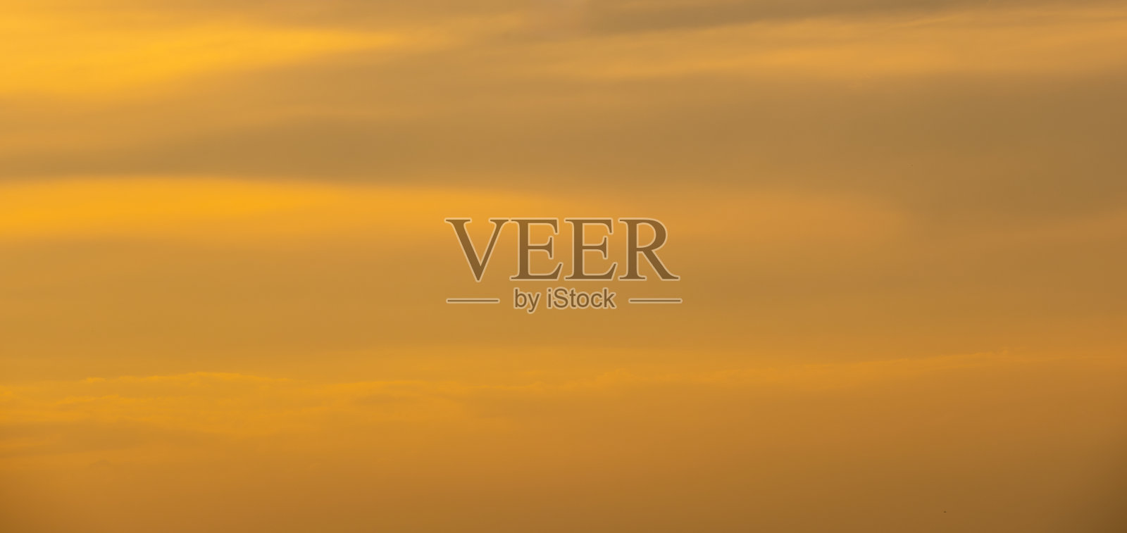 享受天际线的全景视野。清晨的天空中，太阳升起，五彩斑斓的云彩和美丽的云朵图案在柔和的晨光中展现。照片摄影图片