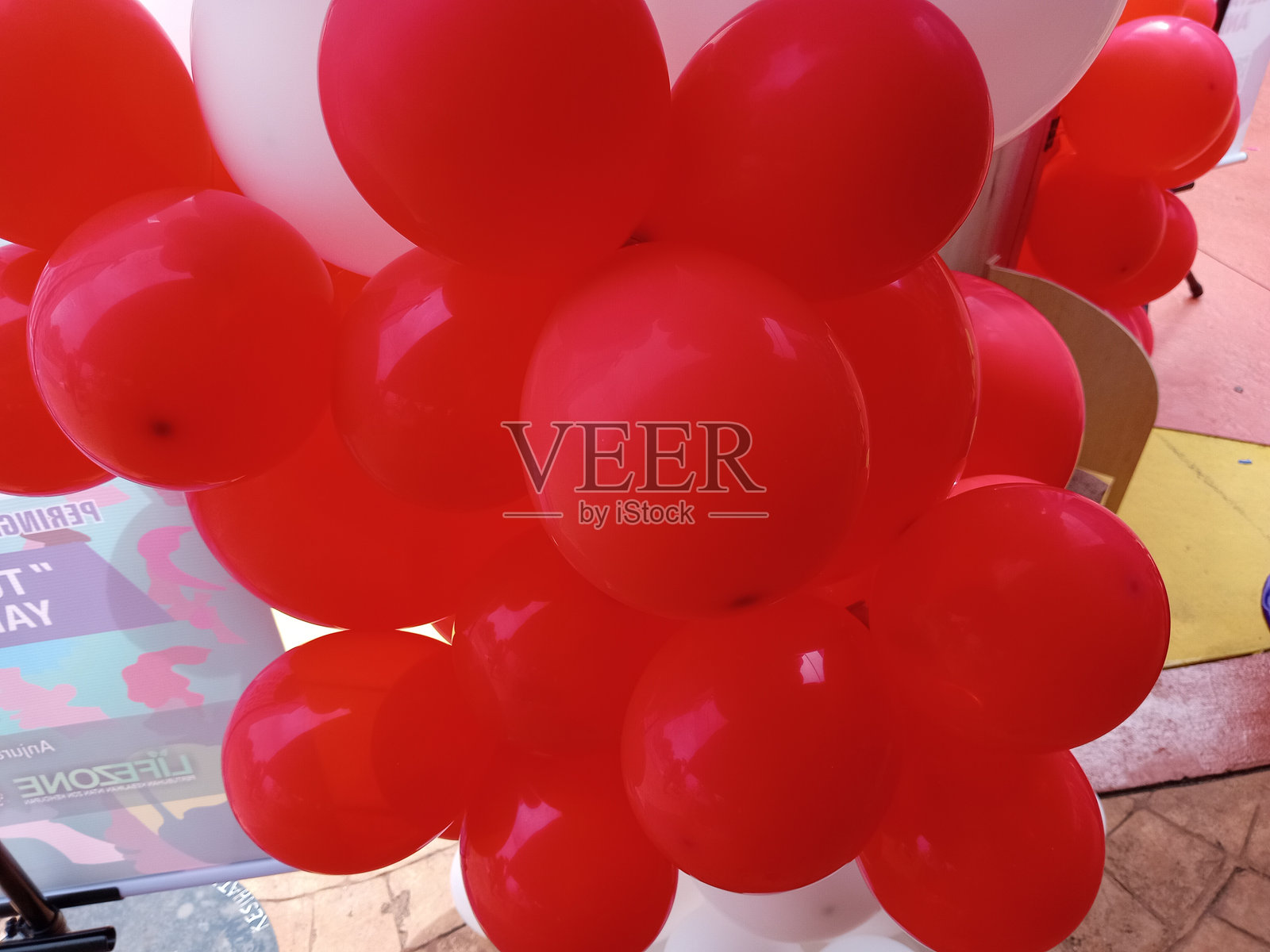 红白气球在地板上，特写照片。照片摄影图片