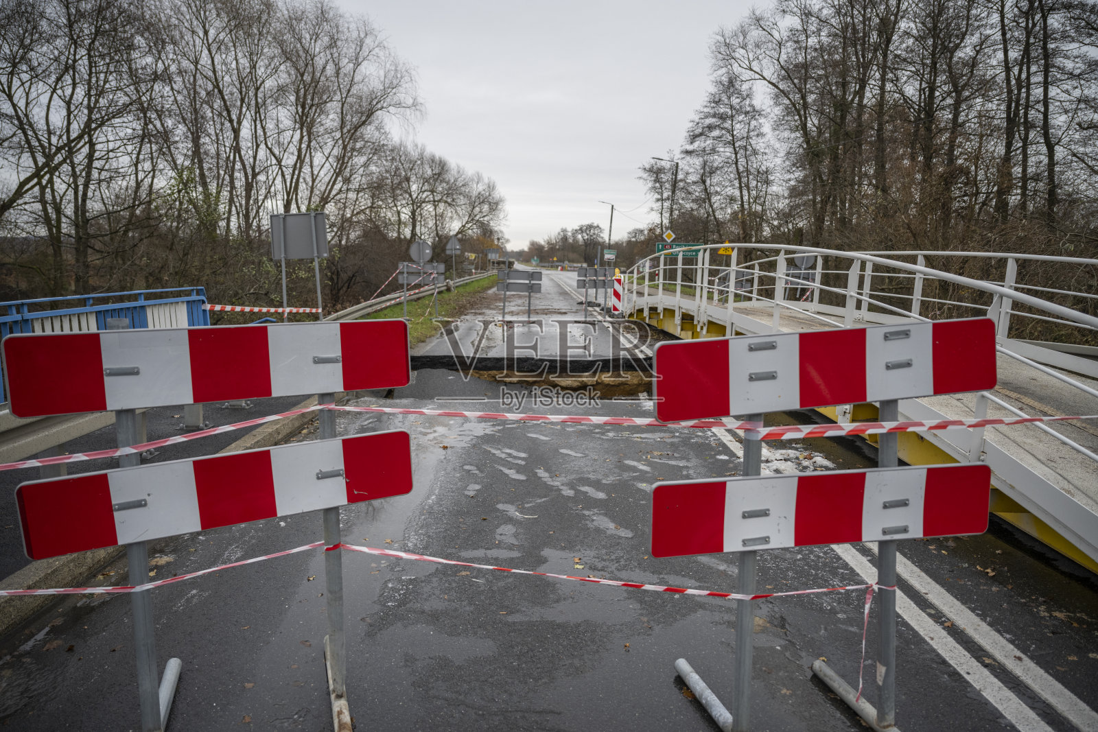 倒塌桥梁的路障照片摄影图片
