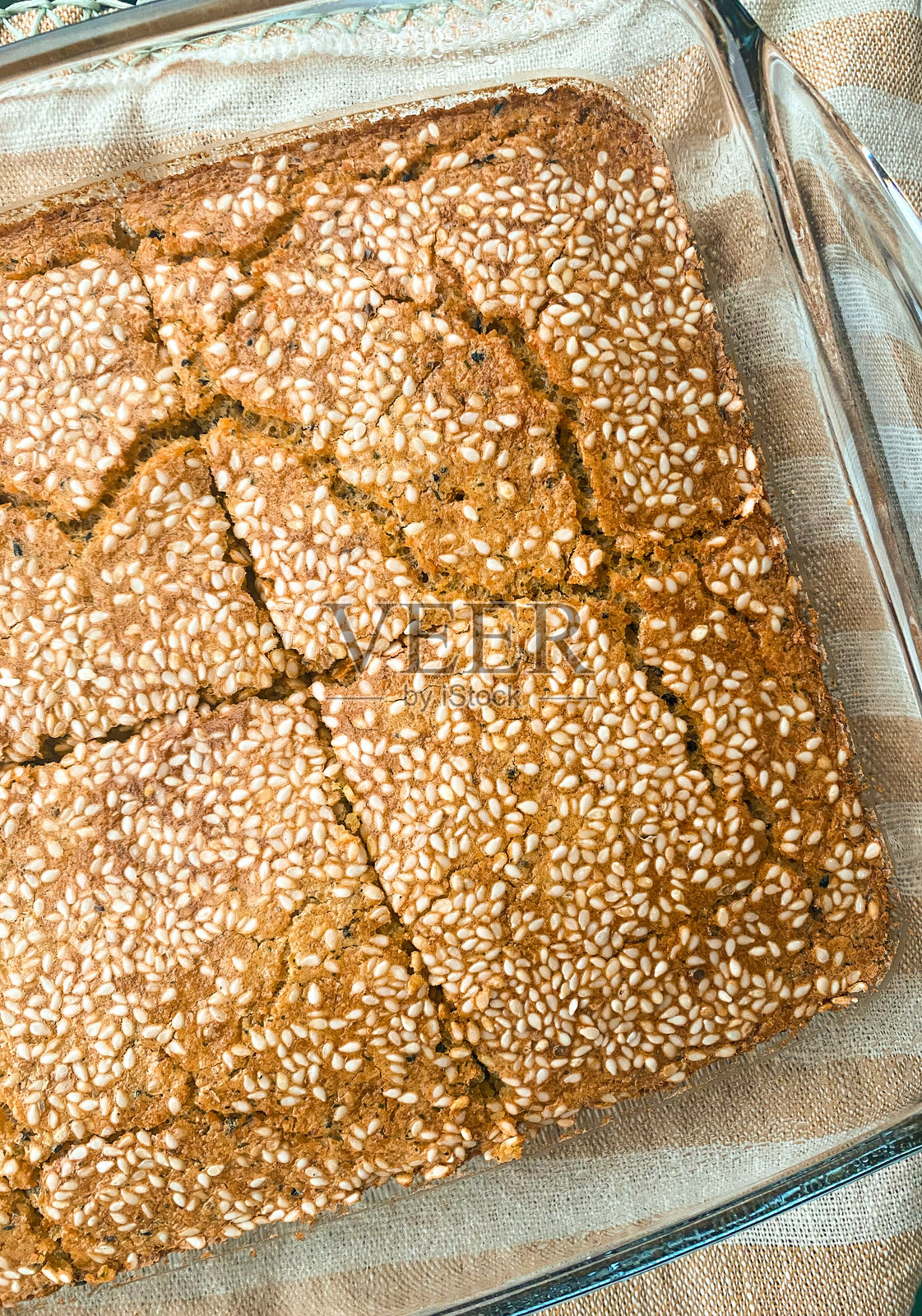 玻璃盘中的扁豆面包照片摄影图片