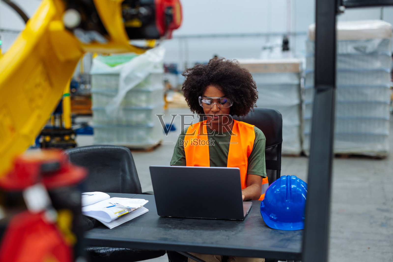 女工业工程师在工厂里使用笔记本电脑工作照片摄影图片