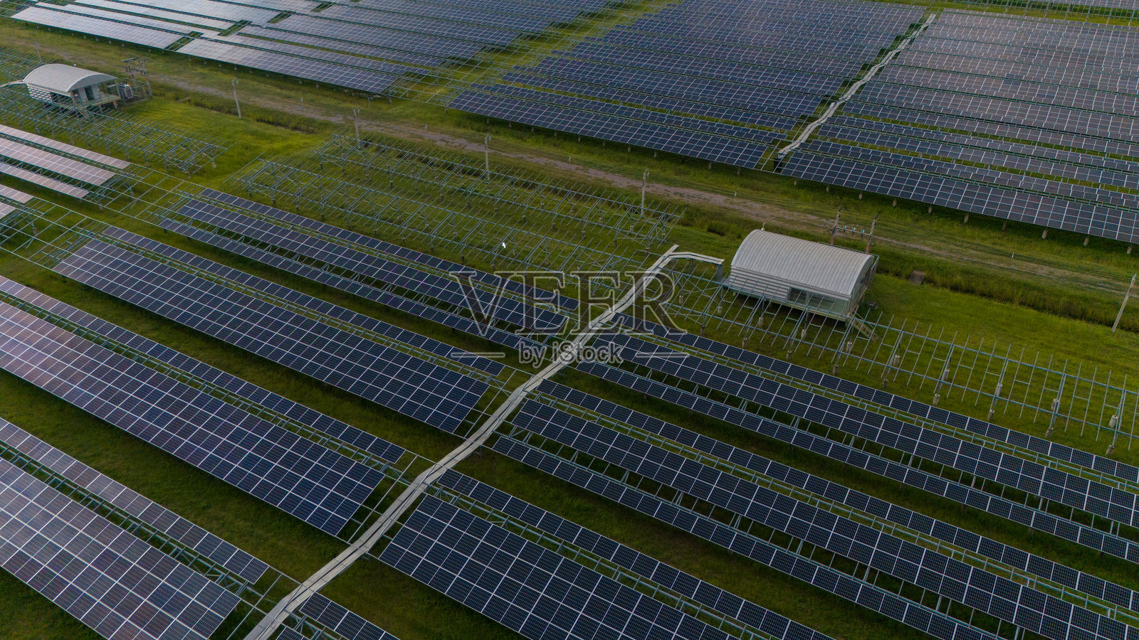 鸟瞰光伏电站照片，也称为太阳能公园，是一种大规模光伏系统（PV系统），旨在向电网供应商业电力。照片摄影图片