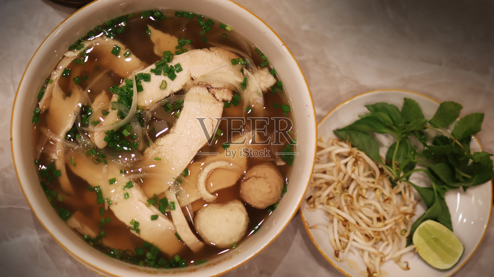 休闲风格的越南亚洲菜肴和饮品在餐厅中供应照片摄影图片