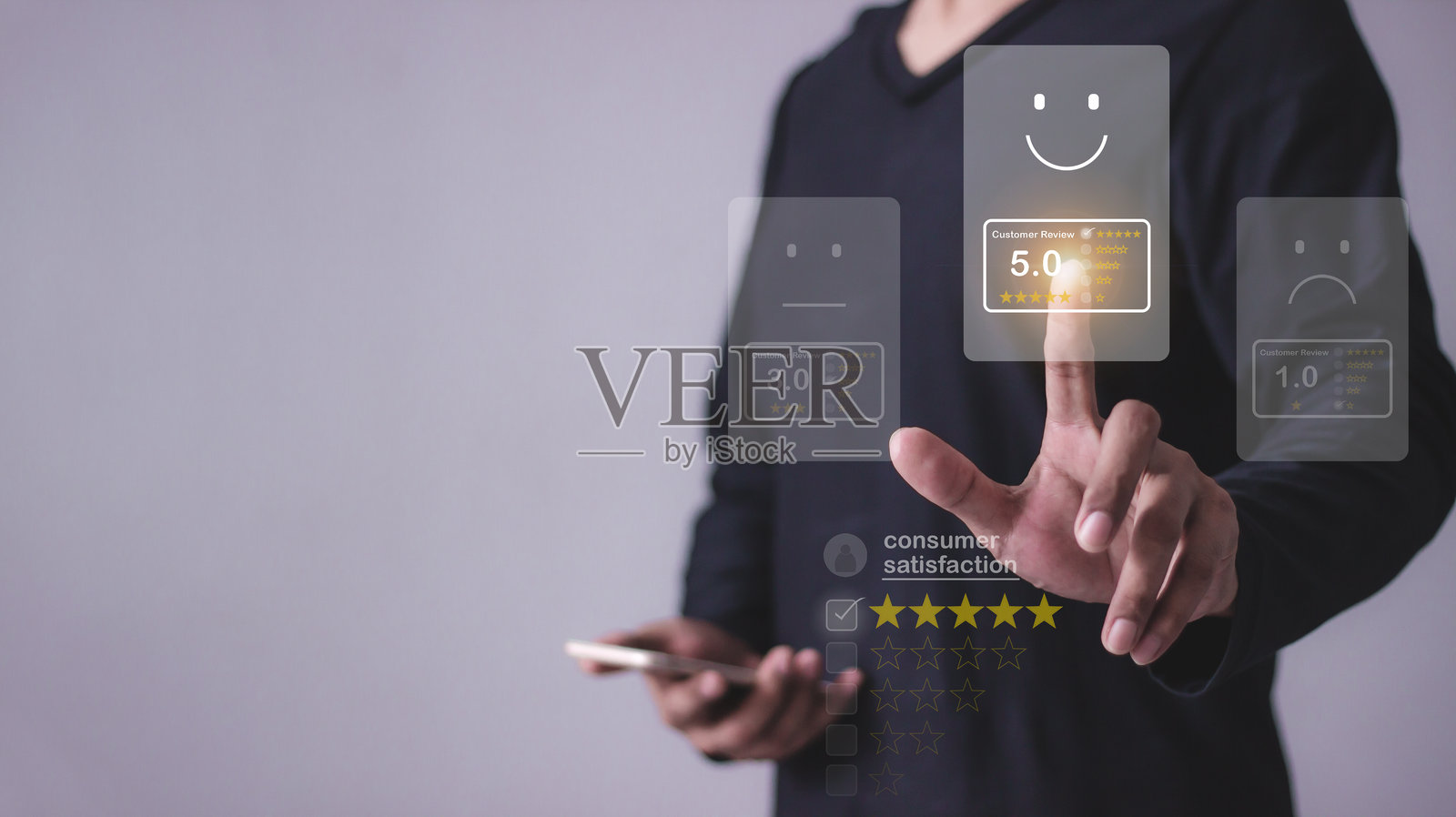消费者满意度，年轻男子用手机手指触碰五颗星进行评价，给予服务非常好的五颗星评分，良好的五颗星评价反馈照片摄影图片