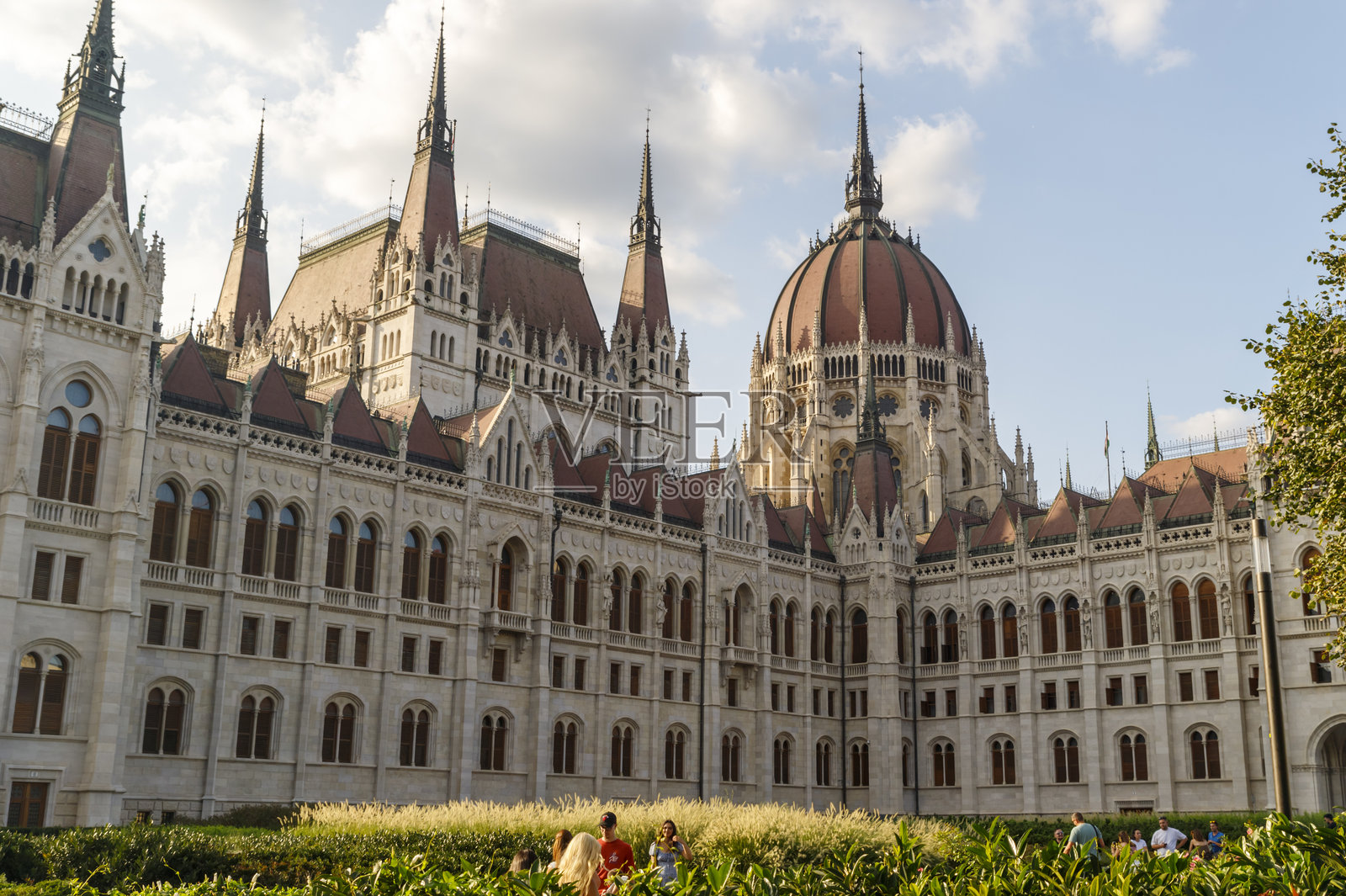 哥特式宏伟的一瞥：布达佩斯国会大厦的局部视图照片摄影图片