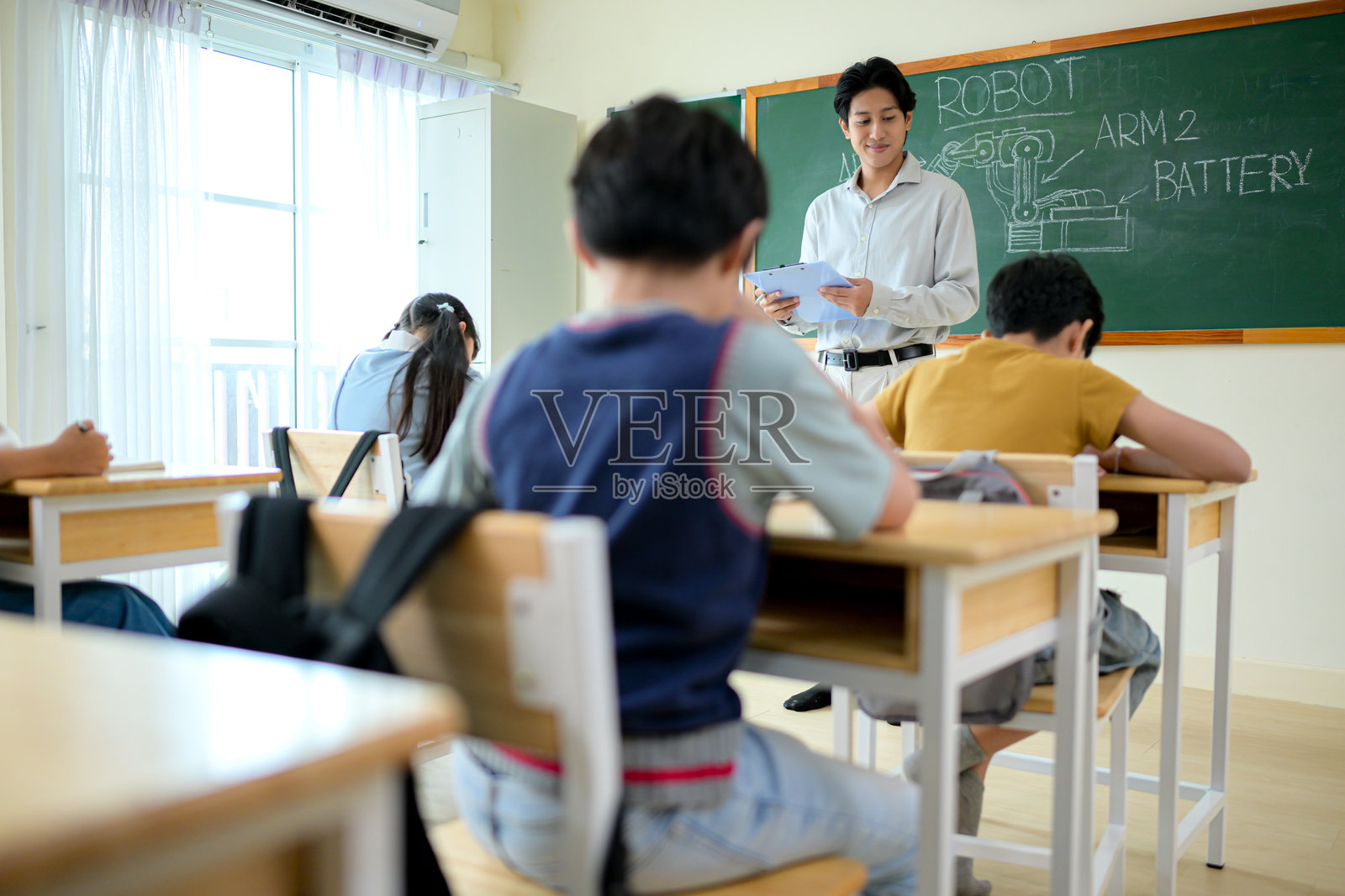 STEM课堂，教师与学生在基础工程教室内照片摄影图片