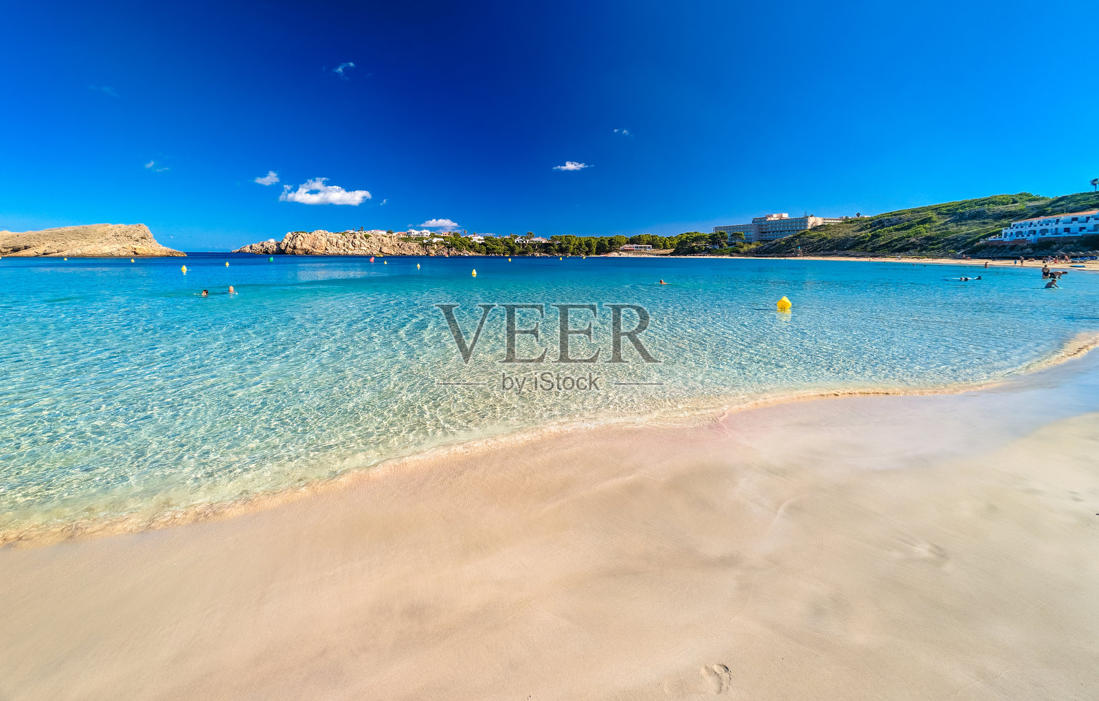 西班牙梅诺卡岛阿雷纳尔·登·卡斯特尔海滩的区域无人机视图照片摄影图片