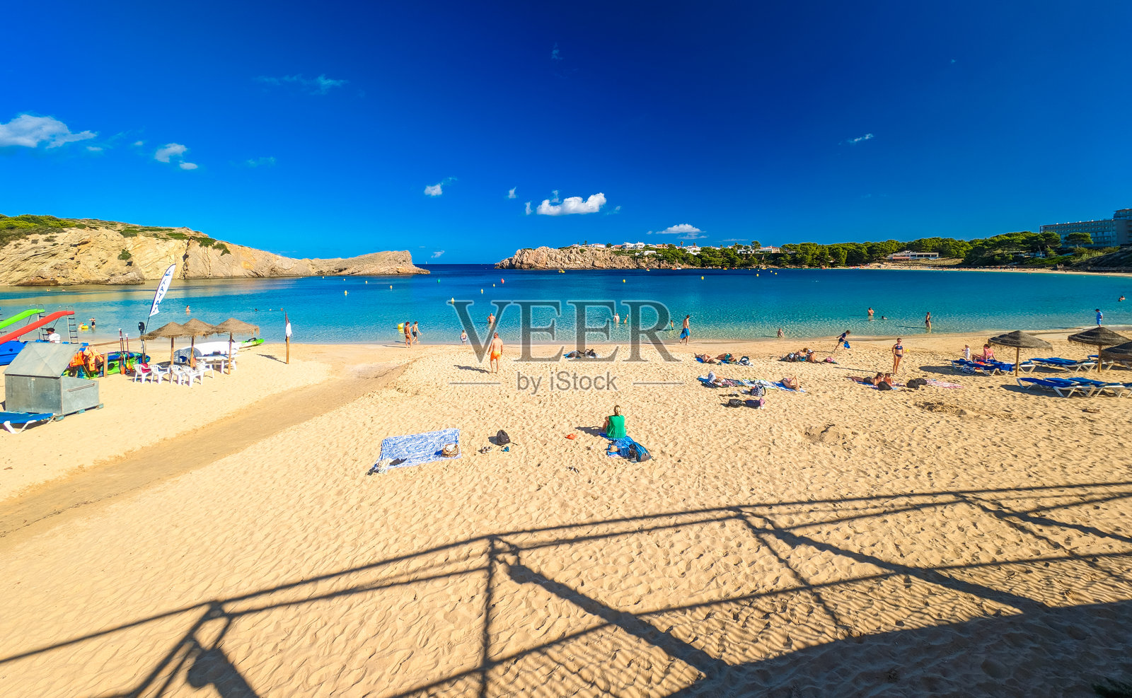 西班牙梅诺卡岛阿雷纳尔·登·卡斯特尔海滩的区域无人机视图照片摄影图片