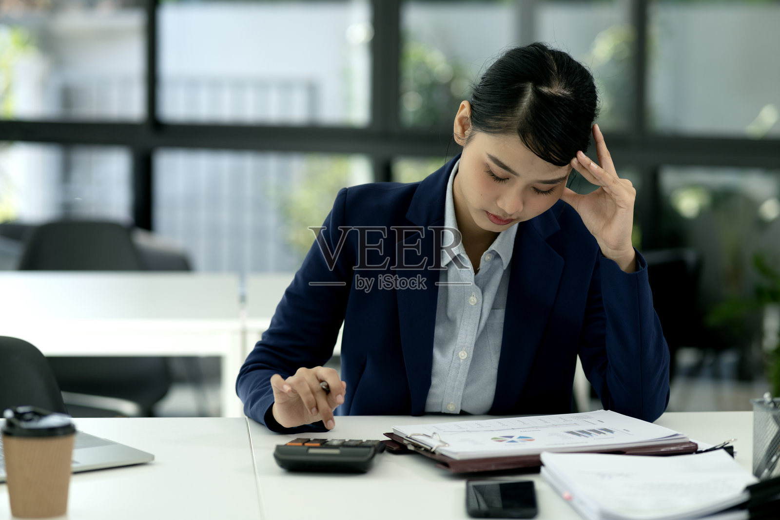 年轻女商人正在认真思考文件工作照片摄影图片