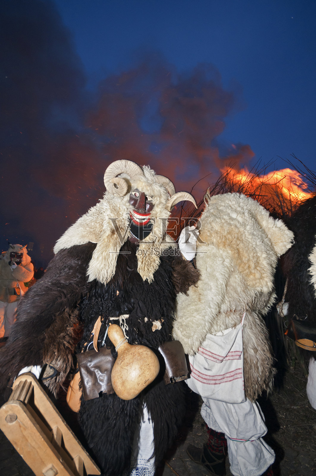 夜晚的巴士照片摄影图片