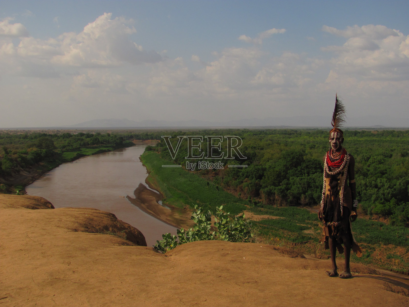 卡罗部落女性与奥莫河照片摄影图片