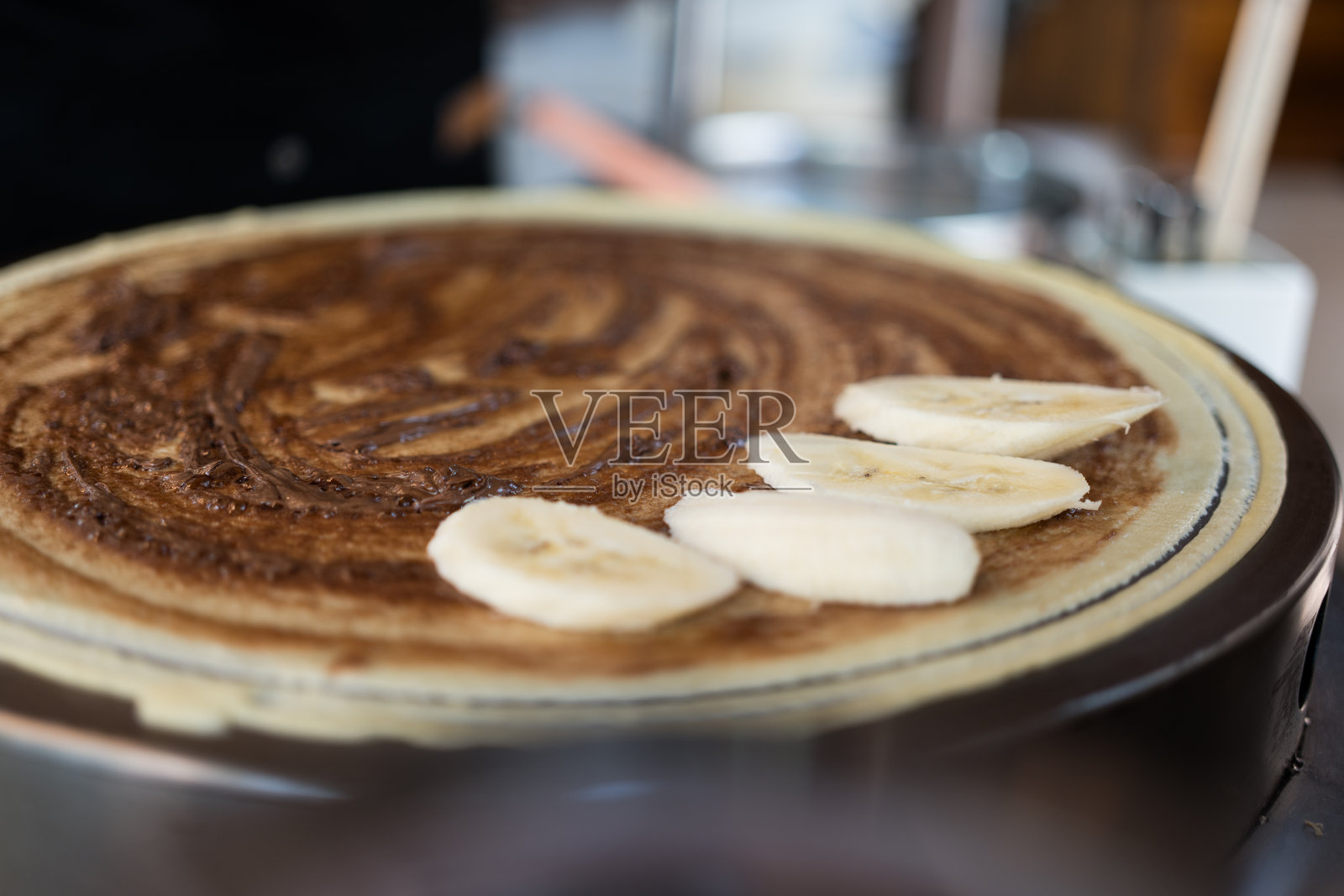 泰国路边小吃：香蕉巧克力可丽饼蛋糕。照片摄影图片