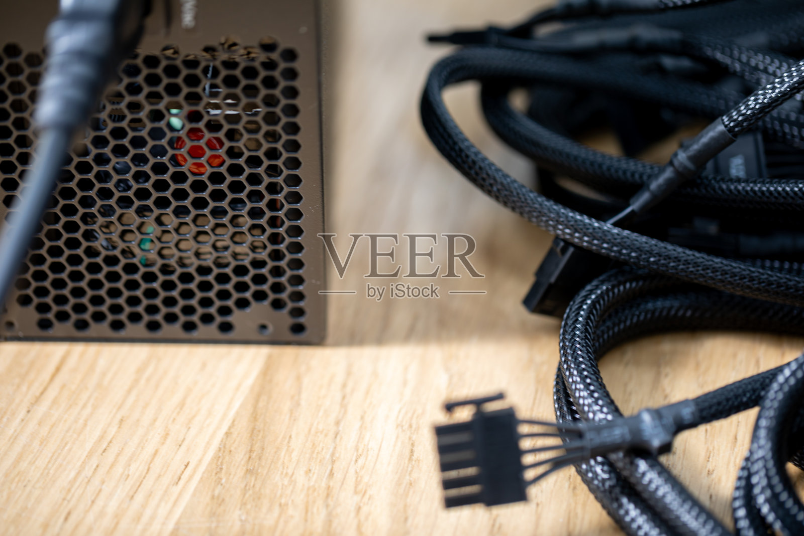 电源供应器及其电缆的特写视图，展示精细细节照片摄影图片