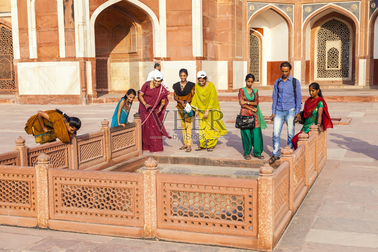 印度游客在胡马雍陵合影留念照片摄影图片