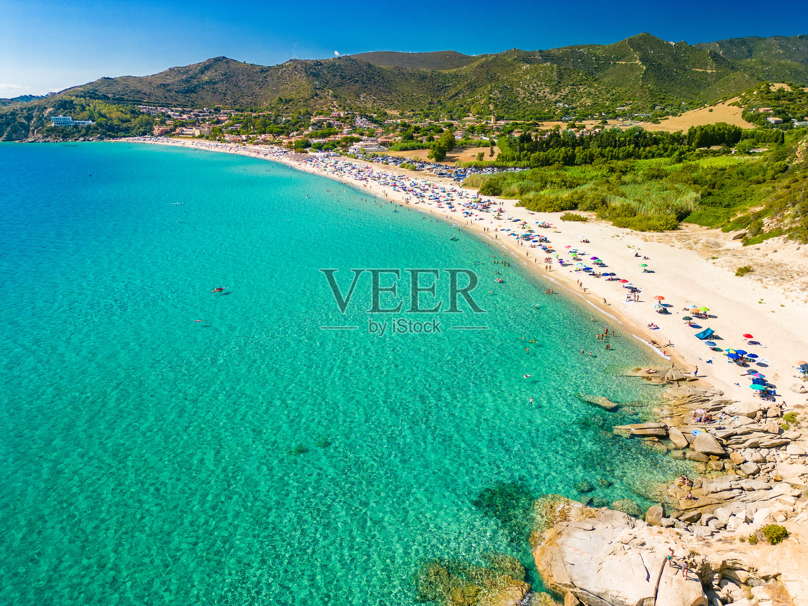 意大利撒丁岛辛奈省索拉纳斯海滩的鸟瞰图照片摄影图片