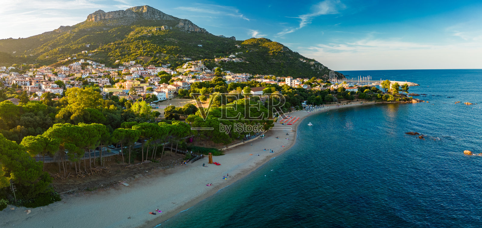 圣玛丽亚纳瓦雷塞海滩的无人机航拍视角。意大利撒丁岛照片摄影图片