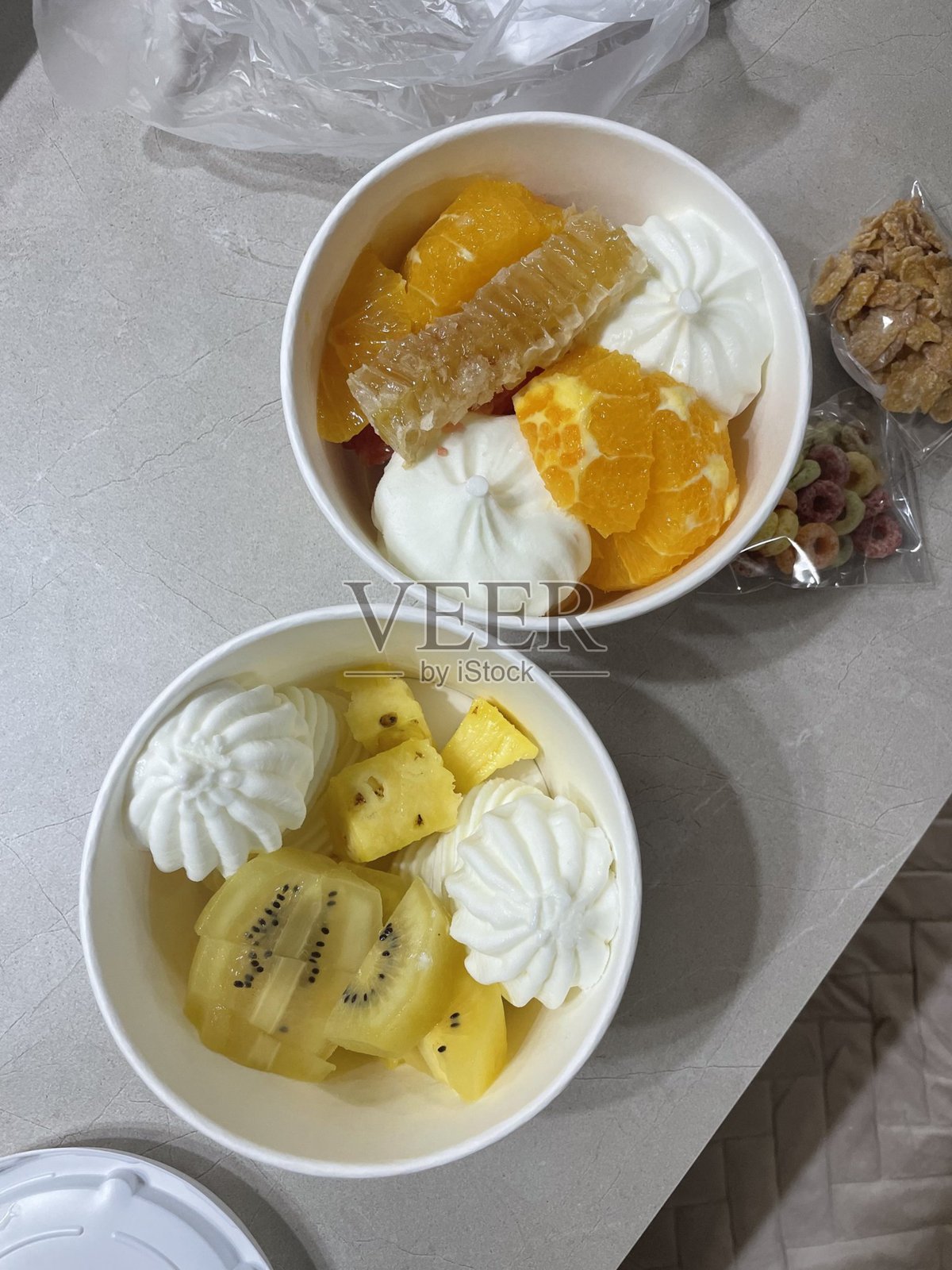 刨冰是一种传统的韩国冷甜点，由甜水果和刨冰制成，是炎热夏季的清爽美食。非常适合展示美味的韩国甜点。照片摄影图片