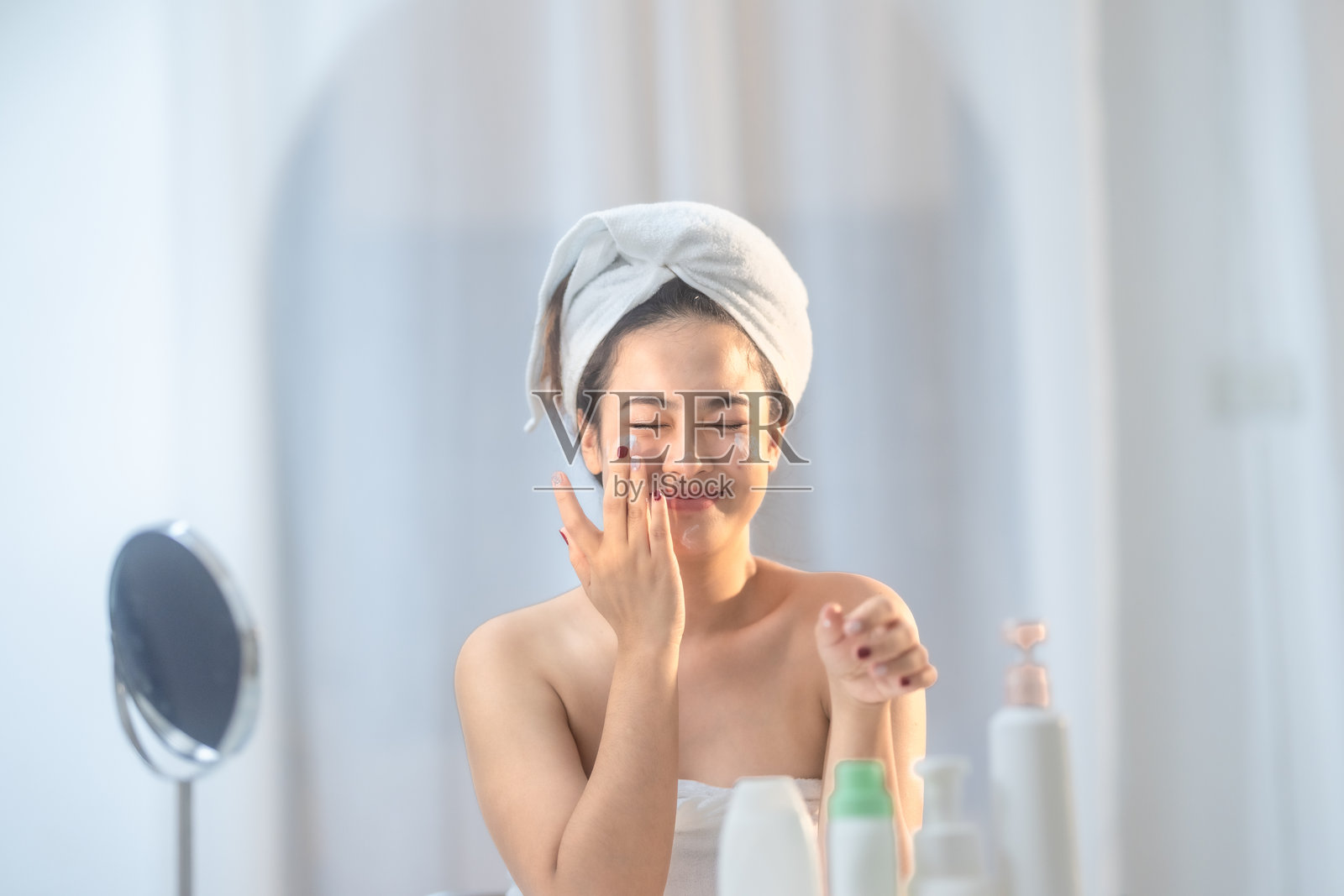 微笑女性的护肤程序照片摄影图片