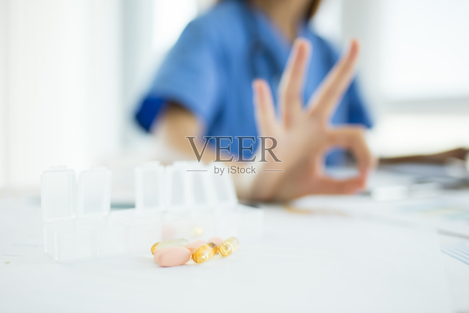 药丸和背景中的医生照片摄影图片