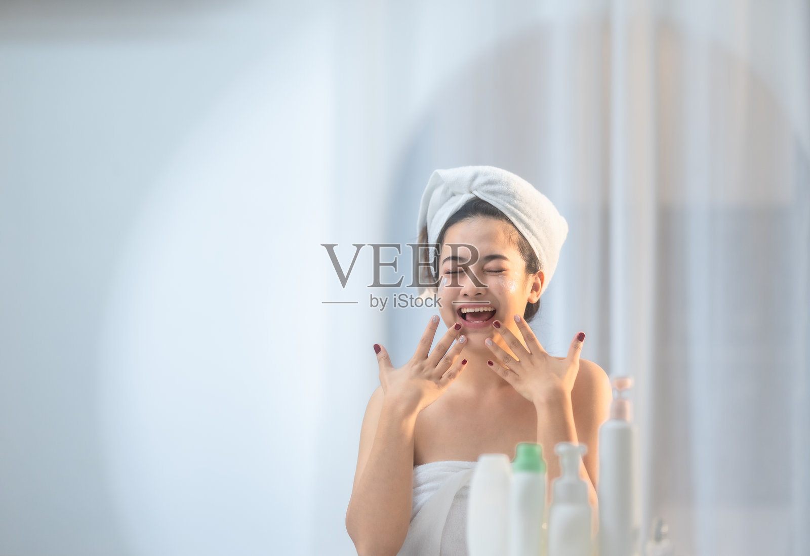 微笑女性的护肤程序照片摄影图片