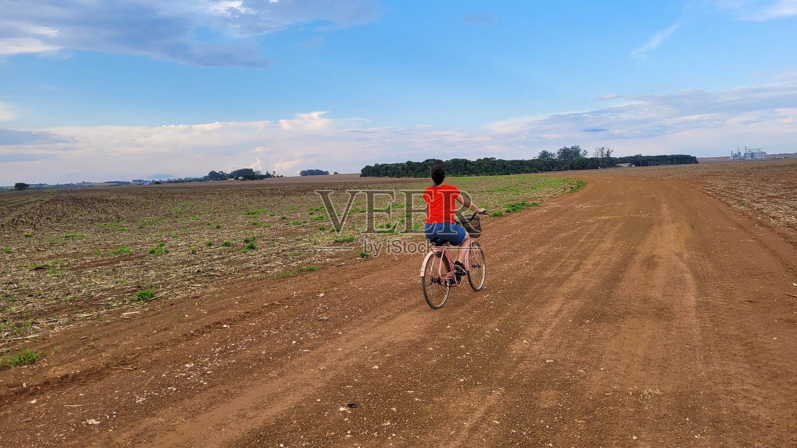 女孩在乡村风景中骑自行车照片摄影图片