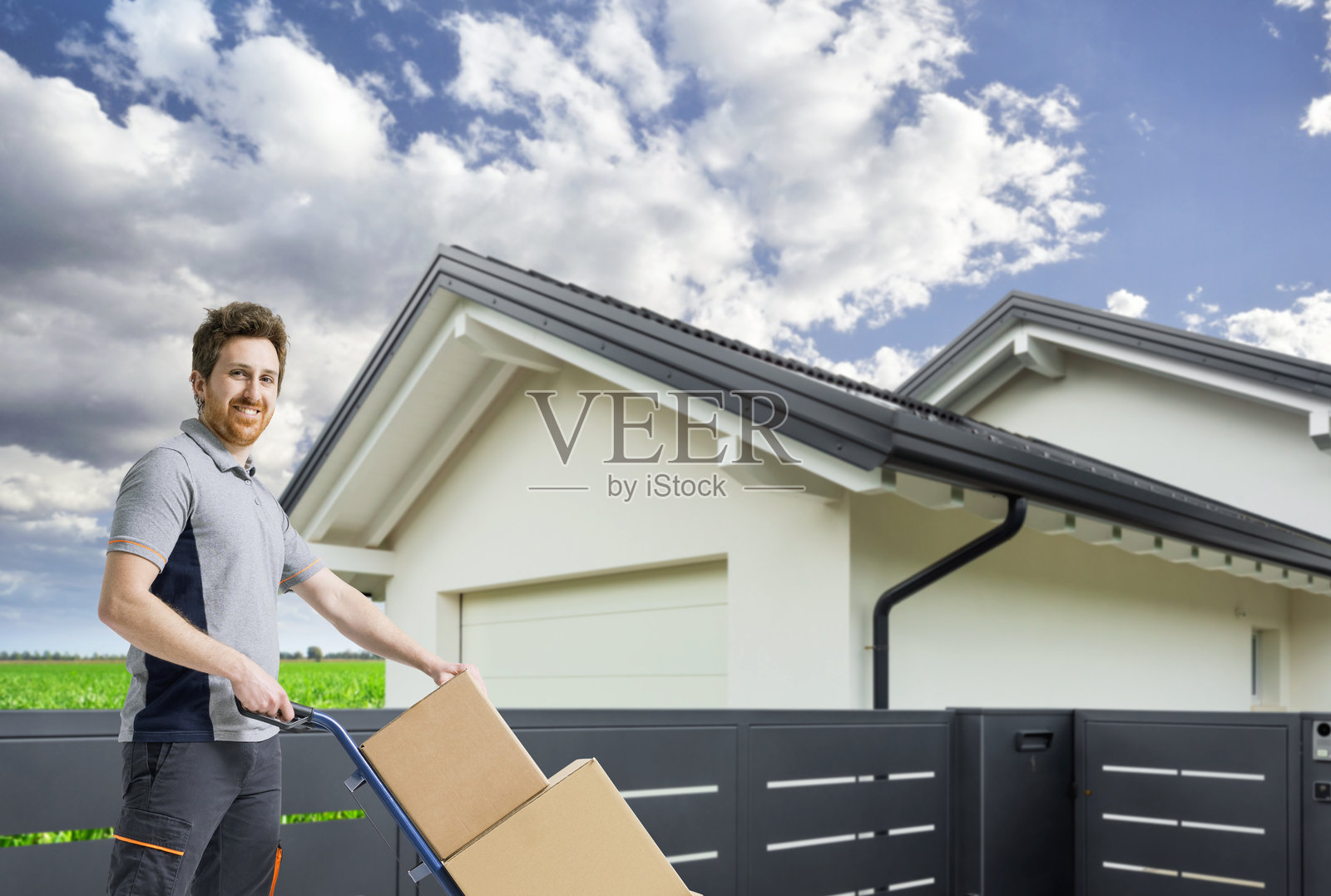 快递员使用手推车送货箱照片摄影图片