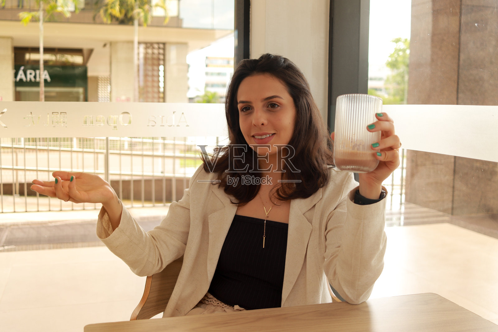 职业女性放松身心，享受冰镇咖啡饮品照片摄影图片