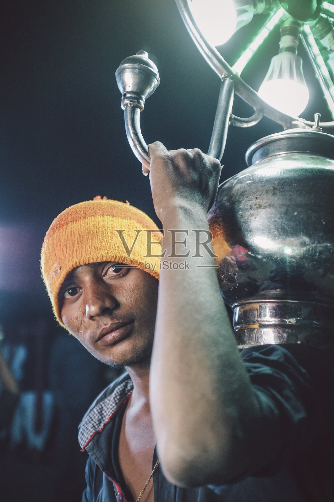 年轻的印度男孩在婚礼上工作照片摄影图片