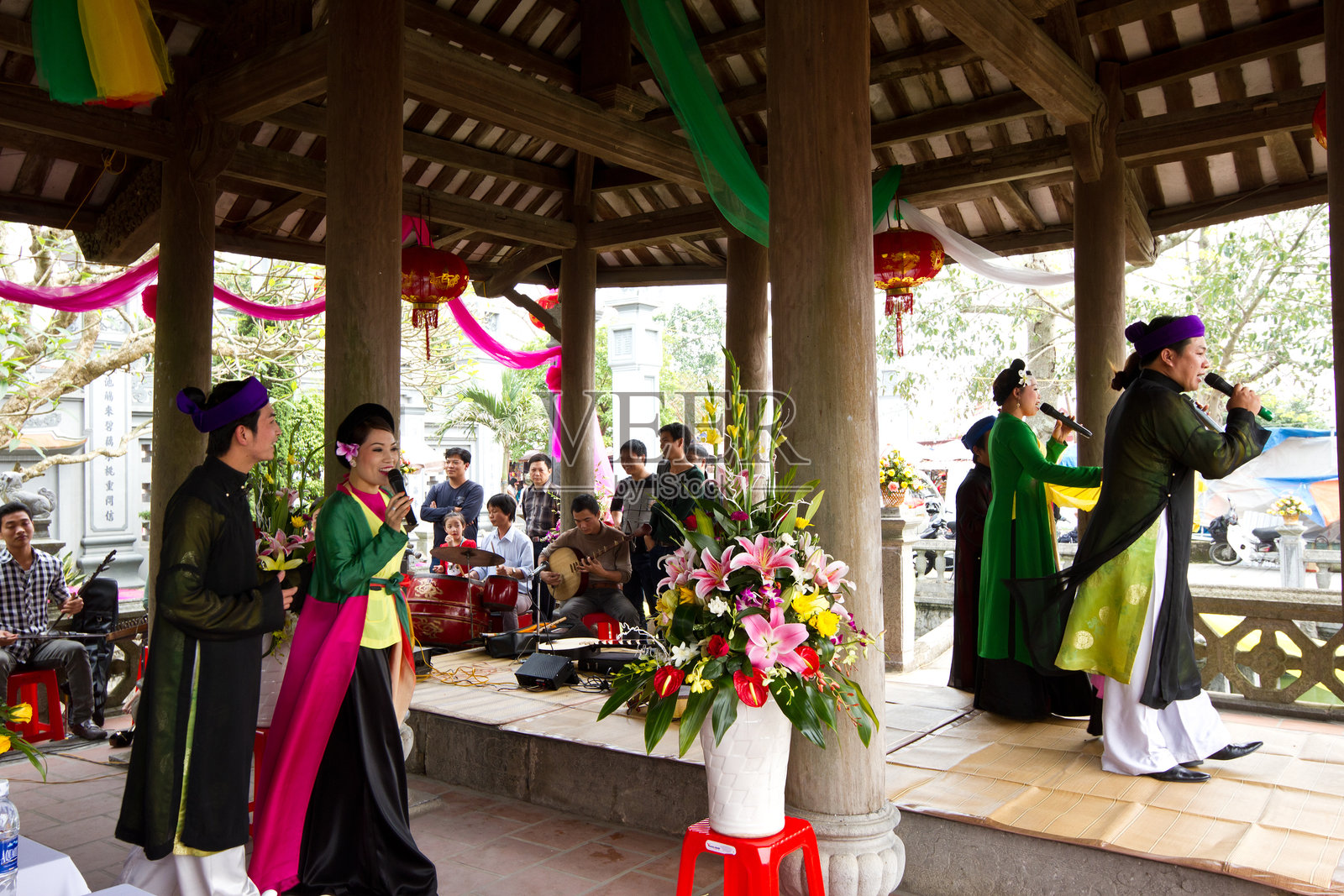 这位身份不明的女性正在跳舞照片摄影图片