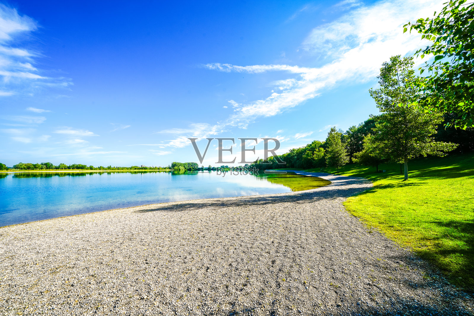 格罗瑟·普林根湖的景观。位于巴伐利亚弗赖辛附近的人造湖。湖边的自然风光。当地的休闲区域。照片摄影图片