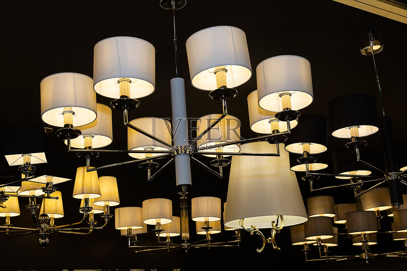 商店展厅中的现代优雅吊灯照片摄影图片