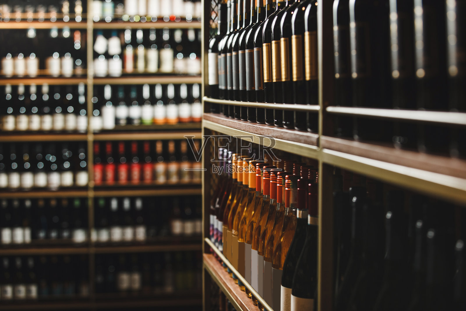 酒窖里摆满了各种酒瓶的货架照片摄影图片
