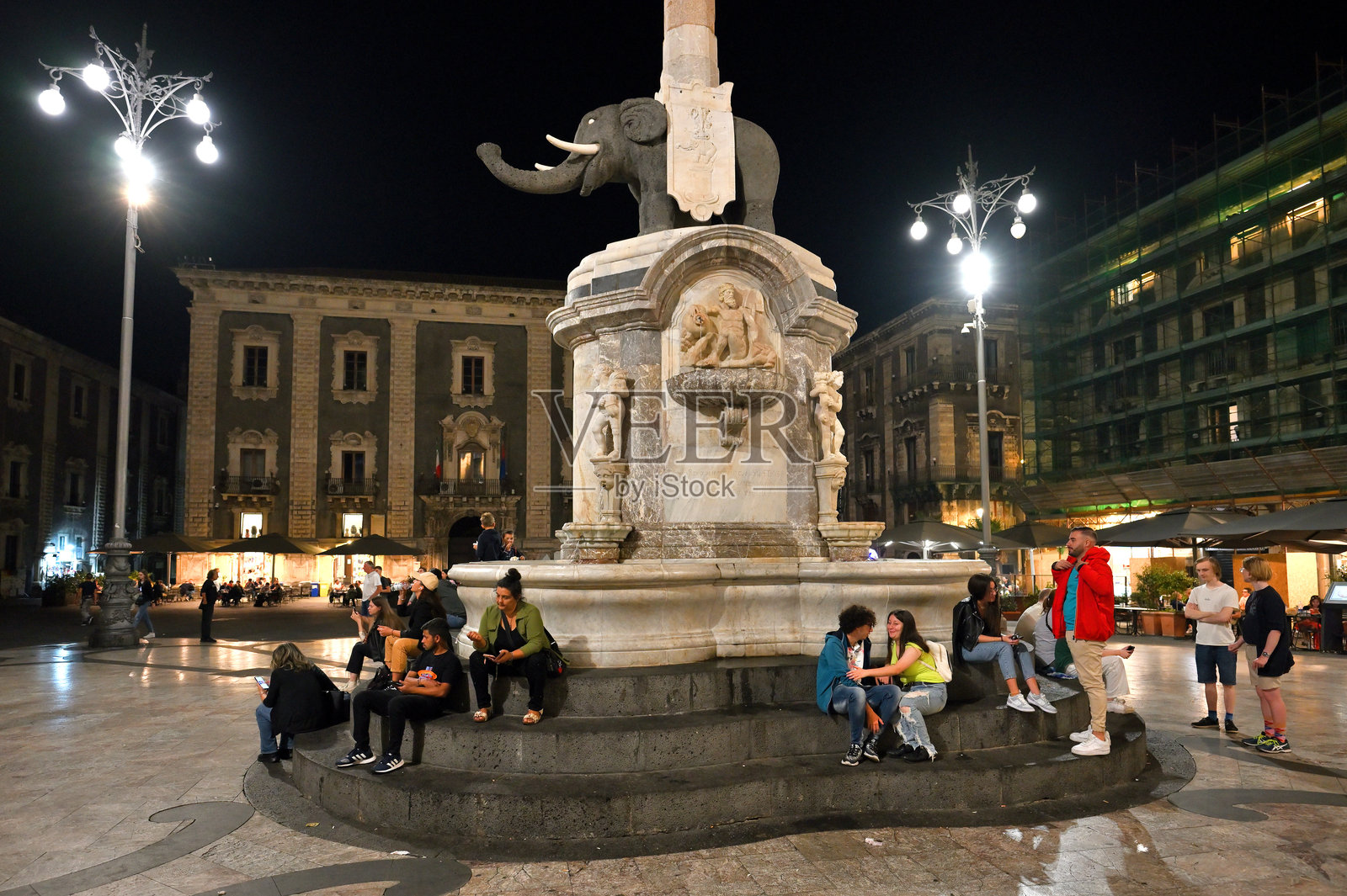 意大利卡塔尼亚街头的人们照片摄影图片