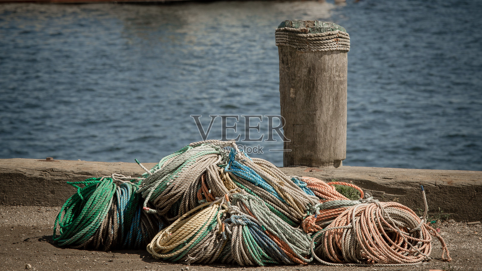 缅因州龙虾捕捞渔船用品 龙虾陷阱 航海绳索照片摄影图片