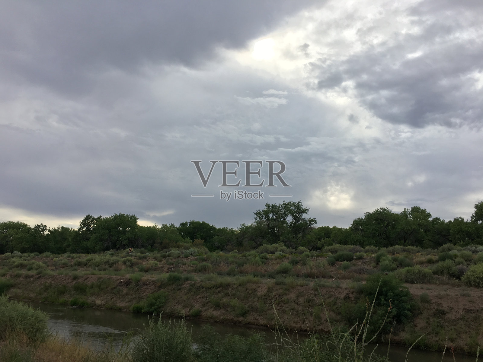 河流上的多云风景照片摄影图片