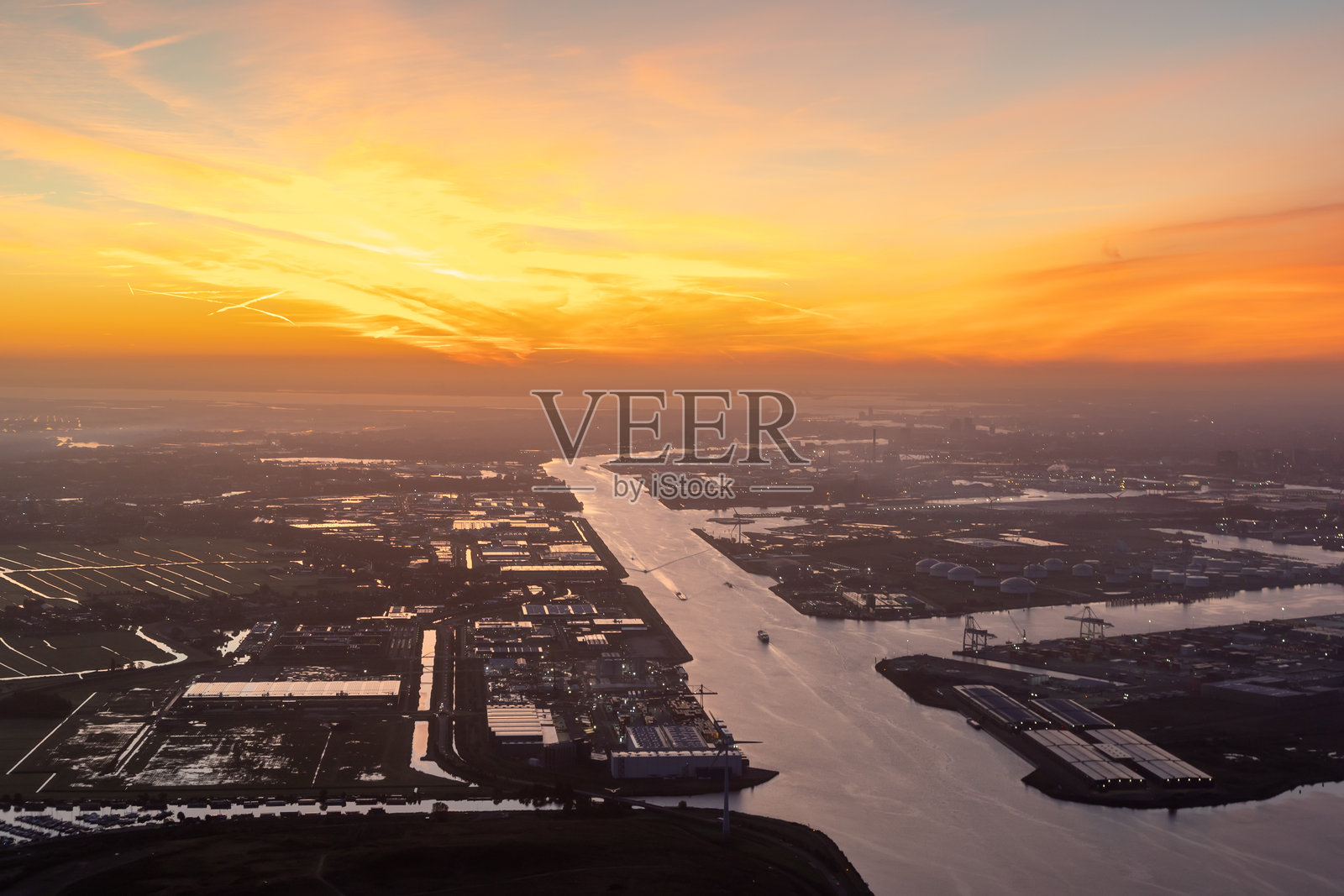 阿姆斯特丹郊外日出时分的运河和港口的鸟瞰图照片摄影图片