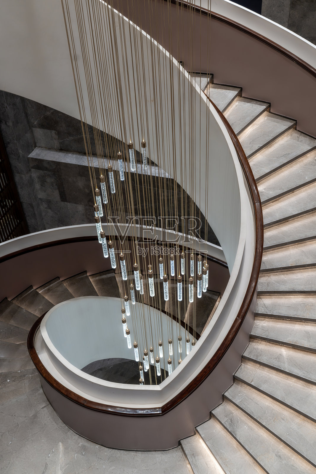 酒店内旋转的楼梯和吊灯照片摄影图片