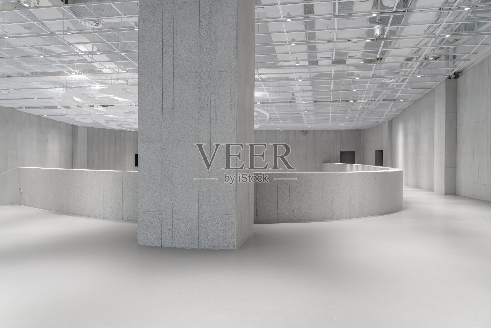 书店内的通道和粗糙水泥墙建筑照片摄影图片